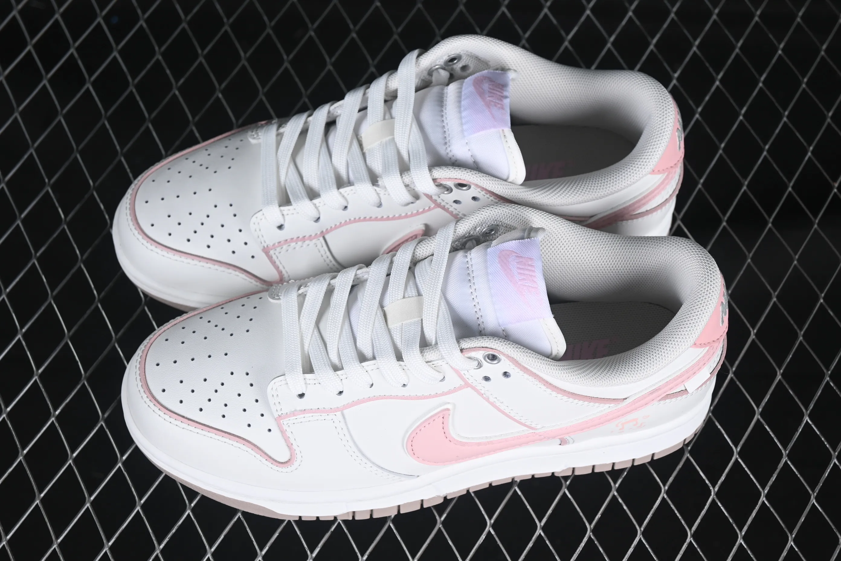 All Categories Nk SB Dunk Series Nk SB Dunk Low Low-top sneakers Nike SB Dunk Low White and pink color Anniversary high-end customization Low-top casual sneakers WP0212-013